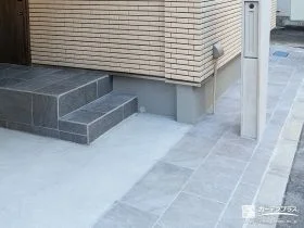 自然石のアプローチと土間コンクリートで整える駐車スペース工事