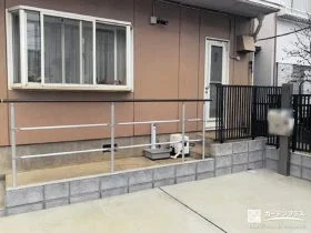 境界フェンスと手すりで安心感を高めた駐車スペース整備工事