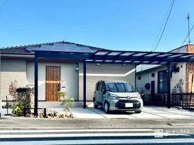 平屋のモダンな佇まいにガビオンと梁延長カーポートが映える新築外構