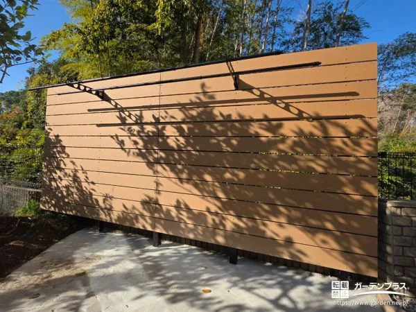 目隠しフェンスとウッドデッキでくつろぎと家事空間を整えた工事