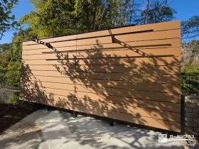 目隠しフェンスとウッドデッキでくつろぎと家事空間を整えた工事