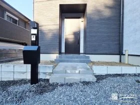 スリムな顔立ちの機能門柱[施工後]