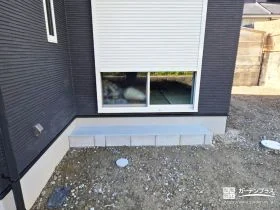 日々の行き来を快適にするモルタルステップ[施工後]