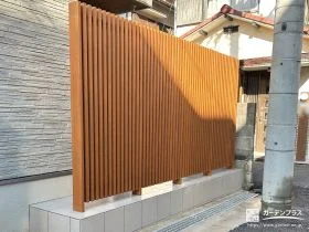 縦格子デザインがナチュラルモダンな印象の目隠しフェンス工事