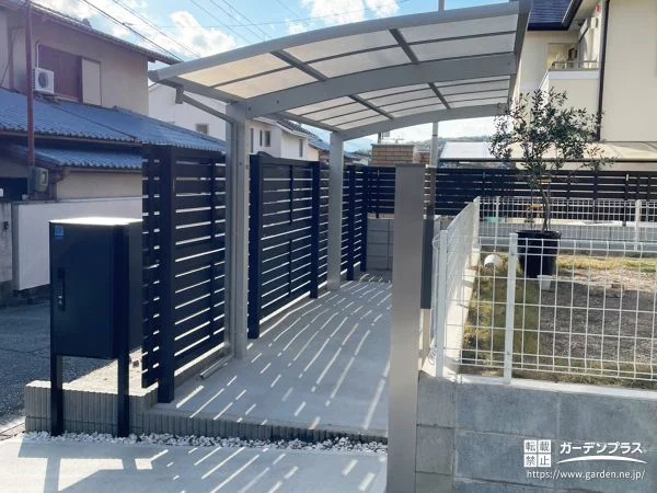 駐車と駐輪を分けて、動線をすっきり