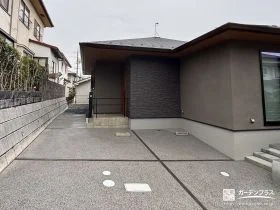 洗い出し仕上げのコンクリートで駐車スペースを整えた工事