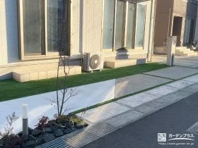 コンクリートと人工芝を組合わせて明るく雑草対策をした前庭工事