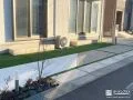 コンクリートと人工芝を組合わせて明るく雑草対策をした前庭工事