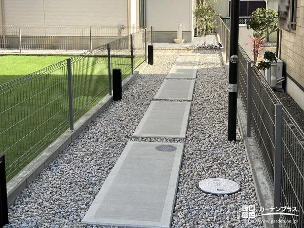 動線に沿って設置した照明で夜も美しく演出できるアプローチ工事