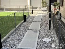 動線に沿って設置した照明で夜も美しく演出できるアプローチ工事