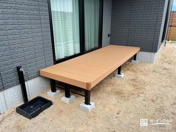 人工木製で腐食等の心配がないウッドデッキ