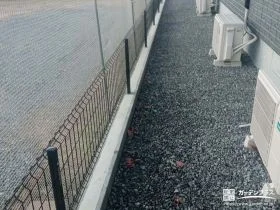 犬走りの境界を圧迫感を与えず明確化[施工後]