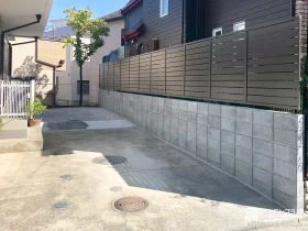 スタイリッシュなフェンス設置と整地で駐車スペースを整えた工事
