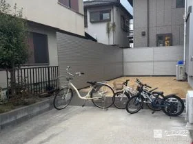 明るくスタイリッシュなデザインのフェンスで境界を整えた工事