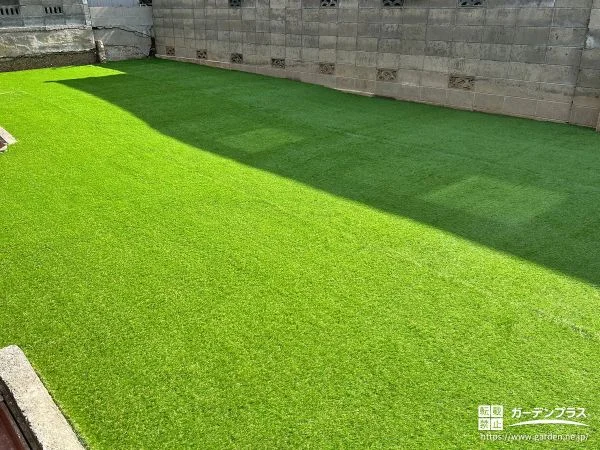 明るくお庭を彩る人工芝でお庭全体に雑草対策を施した工事