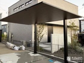 フラット屋根のスタイリッシュカーポートで洗練された外構工事