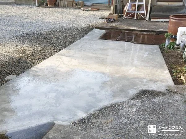 コンクリートと砂利を組合わせ日々の草刈りの手間を軽減した工事