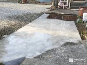 コンクリートと砂利を組合わせ日々の草刈りの手間を軽減した工事