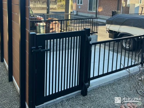 縦格子状のスタイリッシュな門扉