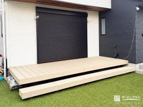 洗濯やお子さまの見守りもスムーズにするウッドデッキ[施工後]