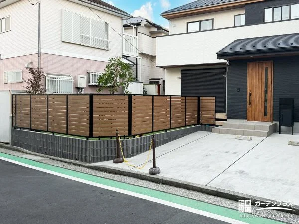 駐車スペースを家族の庭へ変えるフェンス付き外構リフォーム工事
