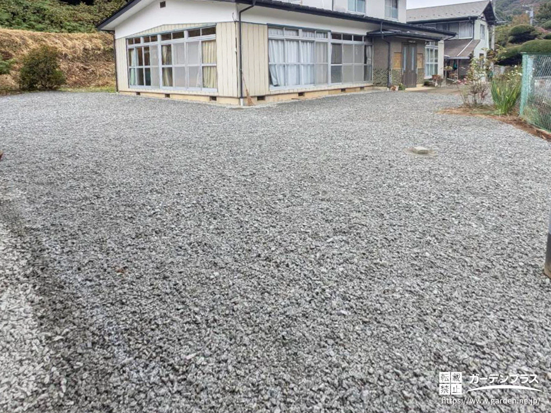 防草シートと砂利敷きですっきりと雑草対策した駐車スペース工事 (No