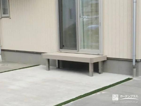 臨時の荷物置き場やちょっとした腰掛けになるウッドデッキ