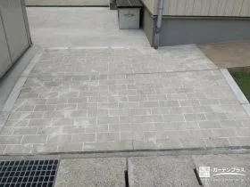 玄関までの動線を支えるインターロッキングアプローチ[施工後]