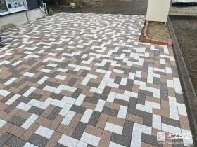 複数の色味を組み合せたデザインがリズム良く広がるお庭工事