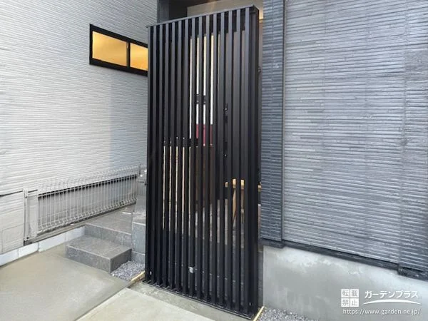 縦格子スクリーンを設置しスタイリッシュな目隠しを叶えた工事