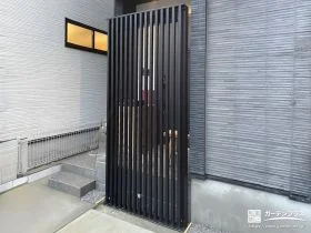 縦格子スクリーンを設置しスタイリッシュな目隠しを叶えた工事