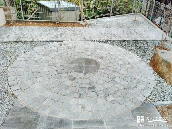 円形デザインの舗装と砕石で上品に整えて雑草対策をしたお庭工事