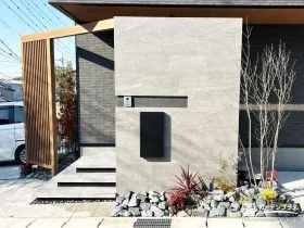 住まいの顔となる、存在感ある門柱デザイン[施工後]