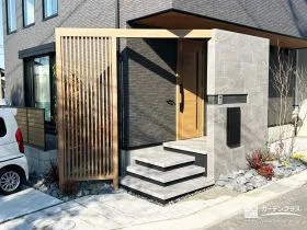 木目調の格子フレームがつくる、奥行きあるアプローチ[施工後]