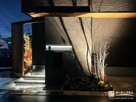 静かな存在感と安心感を感じられる門周りの外構照明[施工後]