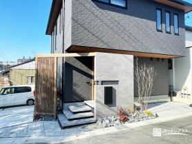 木目調フレームと大きなタイル門柱が出迎える和モダンの新築外構