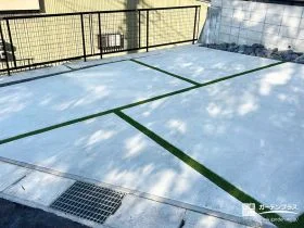 人工芝を入れた駐車スペースのスリット