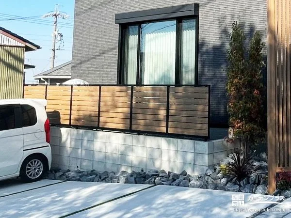 建物の高低差を守る土留めと目隠しフェンス