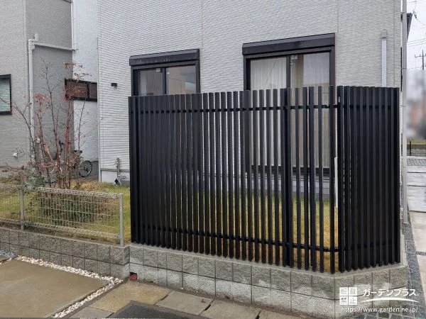 ブラックの縦格子フェンスでスタイリッシュに整えるお庭周り工事