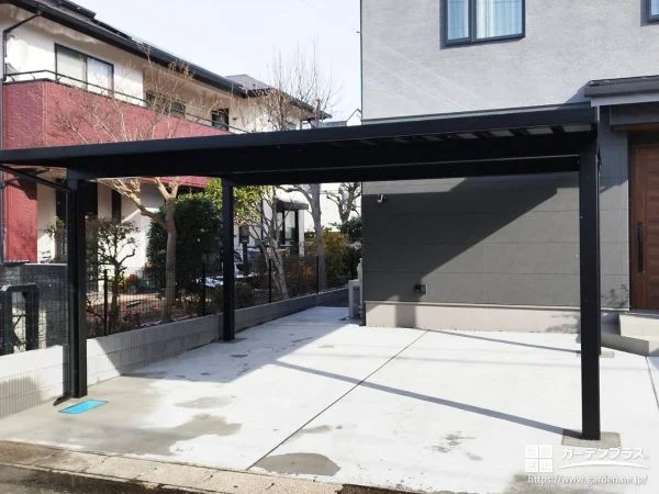 ブラックマットのカーポートで重厚感を演出する駐車スペース工事