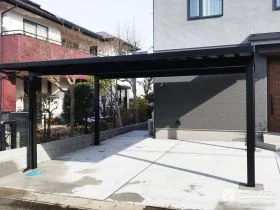 ブラックマットのカーポートで重厚感を演出する駐車スペース工事