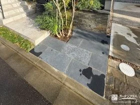 美しい石張りで高級感をプラスし歩きやすく仕上げた玄関工事