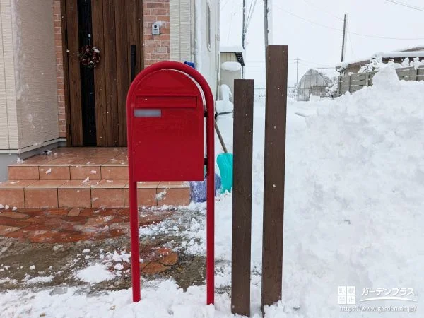 ナチュラルな木目が温かみのある玄関前にマッチする枕木工事