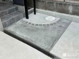 汚れが気になっていた玄関コンクリートを新しく打ちなおした工事