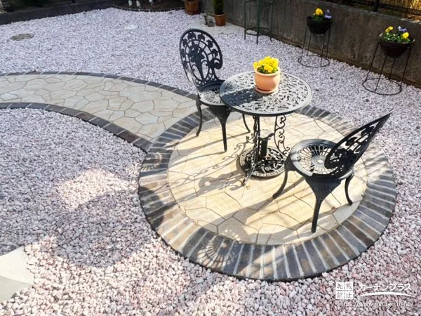 曲線の園路が生む、やわらかな動線計画