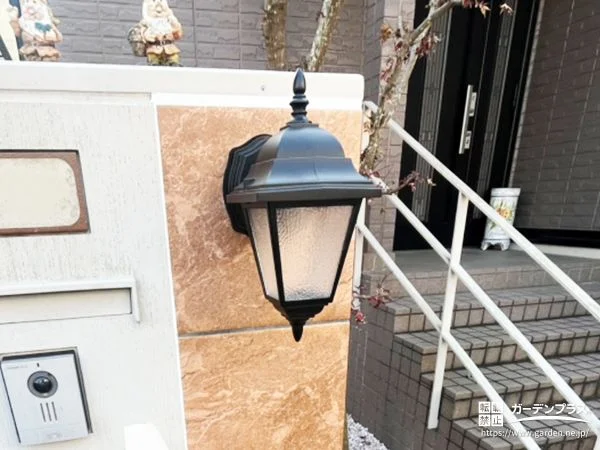 洋風アンティーク調がおしゃれな、玄関まわりを彩るライト