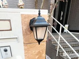 洋風アンティーク調がおしゃれな、玄関まわりを彩るライト[施工後]