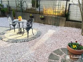 曲線の園路がやさしく導く、くつろぎを楽しむガーデンリフォーム工事