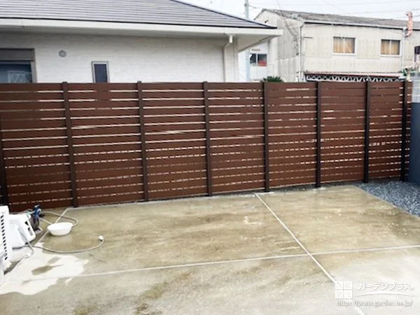 木調フェンスでつくる、やさしいプライベートゾーン