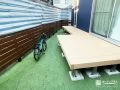 デッキと人工芝で広がる、使いやすい主庭